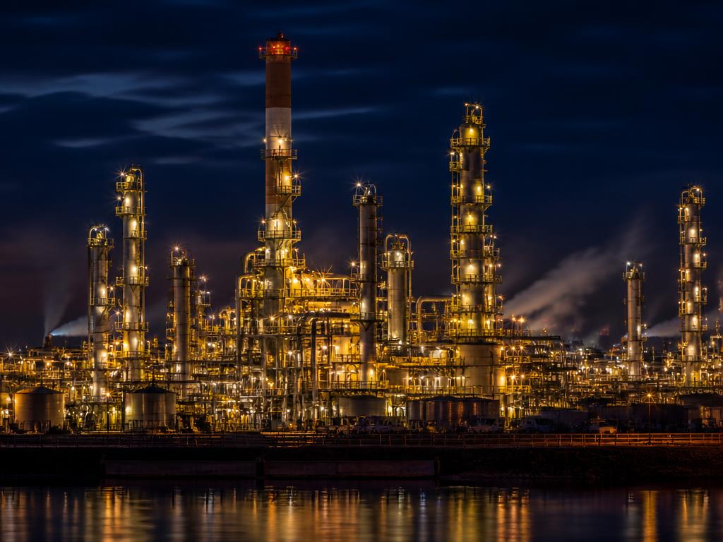Planta petroquímica iluminada durante la noche